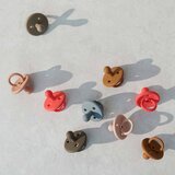 Liewood tolažilna duda - silikon Paula 0-6 m golden caramel | Shoptok.si