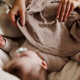 BabyOno Pletena bambus odeja 75x100 cm, temno bež | Shoptok.si