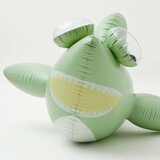 Sunnylife napihljiva igrača giant sprinkler shark tribe khaki | Shoptok.si