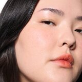 MAC Cosmetics Powder Kiss Lip + Cheek Mousse večnamensko ličilo za ustnice in lica odtenek Resort Season 5 ml | Shoptok.si
