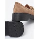 Shelvt Beige loafers with a gold chain. | ePonuda.com