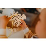 Milin Big Wooden Lacing Toy Dinosaur Alex aktivnostna igrača 22 cm x 15 cm x 0,7 cm 1 kos | Shoptok.si