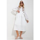 Trend Alaçatı Stili Women's White Judge Collar Front Embroidered Balloon Sleeve Belt Lined Woven Dress Cene