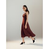 Reserved Midi haljina s visokim udjelom liocelnih vlakana - boja mahagonija | shoptok.hr