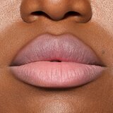 MAC Cosmetics Powder Kiss Lip + Cheek Mousse večnamensko ličilo za ustnice in lica odtenek Velvet Teddy 5 ml | Shoptok.si