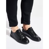  Men's black sports shoes cene