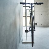 YAMAZAKI Stojalo za kolo Tower – | Shoptok.si