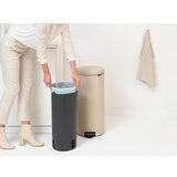 Brabantia Kanta za smeće s pedalom Newicon 30 L s plastičnim unutarnjim dijelom - Soft Beige | shoptok.hr