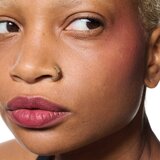 MAC Cosmetics Powder Kiss Lip + Cheek Mousse multifunkcionalna šminka za usne i lice nijansa Date Night 5 ml | shoptok.hr