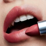 MAC Cosmetics Powder Kiss Lipstick matirajoča šminka odtenek Little Tamed 3 g | Shoptok.si