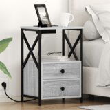 vidaXL Nočna omarica z vtičnico za polnjenje s predalom Siva sonoma | Shoptok.si