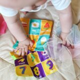 Woopie senzorna plišana kutija s maramicama, zvečkom i ogledalom | shoptok.hr