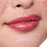 Essence Hydra Kiss vlažilno olje za ustnice odtenek 12 Ruby Sparkle 4 ml | Shoptok.si