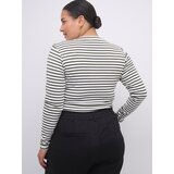 KAFFE CURVE Majica 'Lia' oliva / bela | Shoptok.si