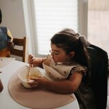 Mushie Silicone Feeding Spoons žlička Powder Blue 2 kos | Shoptok.si