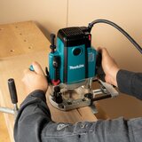 Makita RP2303FC07 ručna freza s priborom i koferom. | shoptok.hr