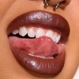 MAC Cosmetics Dazzlelips Crayon svjetlucavi ruž za usne u olovci nijansa Cosmic Plum 1.8 g | shoptok.hr