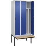 C+P Garderobna omara s klopjo Classic PLUS, 3 deli, predelna stena na sredini, svetlo sive / encijan modre barve, Š 900 mm, varnostni vrtljivi zapah, | Shoptok.si