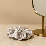 Crystallove Silk Scrunchie svilena elastika za lase Silver 1 kos | Shoptok.si