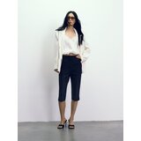 Reserved Capri hlače - crno | shoptok.hr