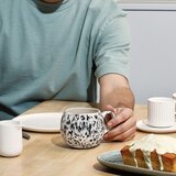 Salt&Pepper Črno-bela skodelica iz kamenine 460 ml Muggies – | Shoptok.si