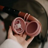 Petite&Mars Silikonska škatlica za dudo, Intense Ochre | Shoptok.si