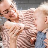Haakaa steklenička plastična z žličko za hranjenje gray | Shoptok.si