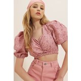 Trend Alaçatı Stili Women's Powder Pink Kiss Collar Front Pleated Princess Sleeve Floral Pattern Crop Woven Blouse Cene