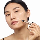 Yves Saint Laurent Touche Éclat Radiant Touch highlighter u olovci za sve tipove kože nijansa 1 Rose Lumière / Luminous Radiance 2,5 ml | shoptok.hr
