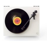 Rega Planar 2 gramofon bel s kartušo Carbon | Shoptok.si