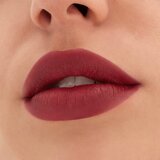 MAC Cosmetics Locked Kiss 24h Lipstick dolgoobstojna šminka z mat učinkom odtenek Coy 1,8 g | Shoptok.si