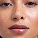 Lumene Lip Glow Oil Balm balzam za usne s uljem nijansa 4 Honey 10 ml | shoptok.hr