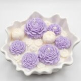  Svijeća Harmónia - Bijela / Ljubičasta / Islandski Kokos, Limeta, Mango KP40975 u