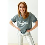 Trendyol gray slogan printed relaxed/comfortable fit crew neck washed knitted t-shirt Cene