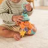 Infantino plišana zvečka i grickalica Pull & Shake Jittery Pal - Hermit Crab | shoptok.hr