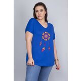 Şans Women's Plus Size Saxe Blue Embroidery Detail V-Neck Low Sleeve Blouse Cene