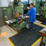 Notrax Sestavljiva podloga Cushion Ease™, naluknjana naravna guma, DxŠxV 910 x 910 x 19 mm, črna | Shoptok.si