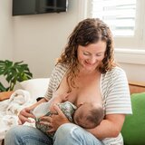 Haakaa ručna izdajalica silikon 2. gen 150 ml + čep bijeli cvijet | shoptok.hr