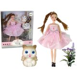 Lutka za igru Emily sa bež mačkom i pletenicama - 30 cm  Lutka za igru Emily sa bež mačkom i pletenicama - 30 cm Slike