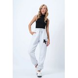 Trend Alacati Stili Karmel sportske pantalone sa dvostrukim džepovima, vezom, elastičnim pojasom i nogavicama Alc-X14451, Karmel / Siva Cene