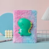 Plišana bilježnica s 3D šarenim zelenim dinosaurom | shoptok.hr