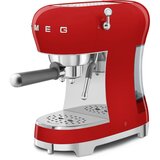 Smeg ECF02RDEU Espresso aparat za kavu u stilu pedesetih, crveni, rucni utisak | shoptok.hr