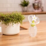 Haakaa ručna izdajalica silikon 1. gen 100 ml + čep bijeli cvijet | shoptok.hr