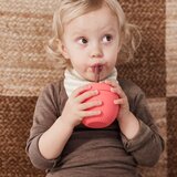 OYOY Mini Rdeča silikonska otroška skodelica Apple – | Shoptok.si