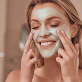 Ahava mineral mud brightening & hydrating mineralna maska iz blata z vlažilnim učinkom 50 ml za ženske | Shoptok.si
