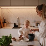 Mushie Silikonska skledica s priseskom – Blush | Shoptok.si