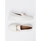 Shelvt White loafers with a decorative gold element. | ePonuda.com