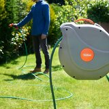 Vonhaus Zidni Držač za Crijevo 30m s Automatskim Namotavanjem i 8-funkcijskim Pištoljem za Prskanje | shoptok.hr