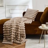 Douceur d intérieur Svetlo rjava odeja iz mikropliša 180x220 cm Boudoir – | Shoptok.si