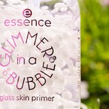 Essence GLIMMER IN A BUBBLE tekoča podlaga za sijoč videz odtenek 01 Bubble Glaze 35 ml | Shoptok.si